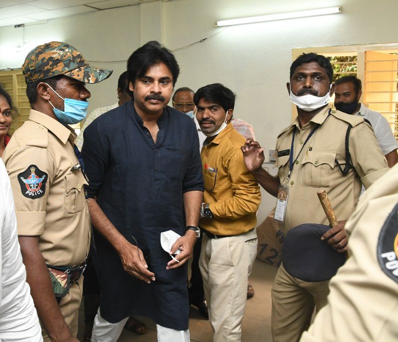 విజయవాడలో ఓటు హక్కును వినియోగించుకుంటున్న పవన్ కల్యాణ్