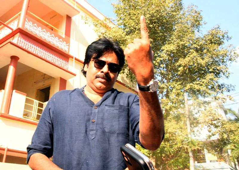 ఓటు హక్కును వినియోగించుకుంటున్న పవన్ కల్యాణ్