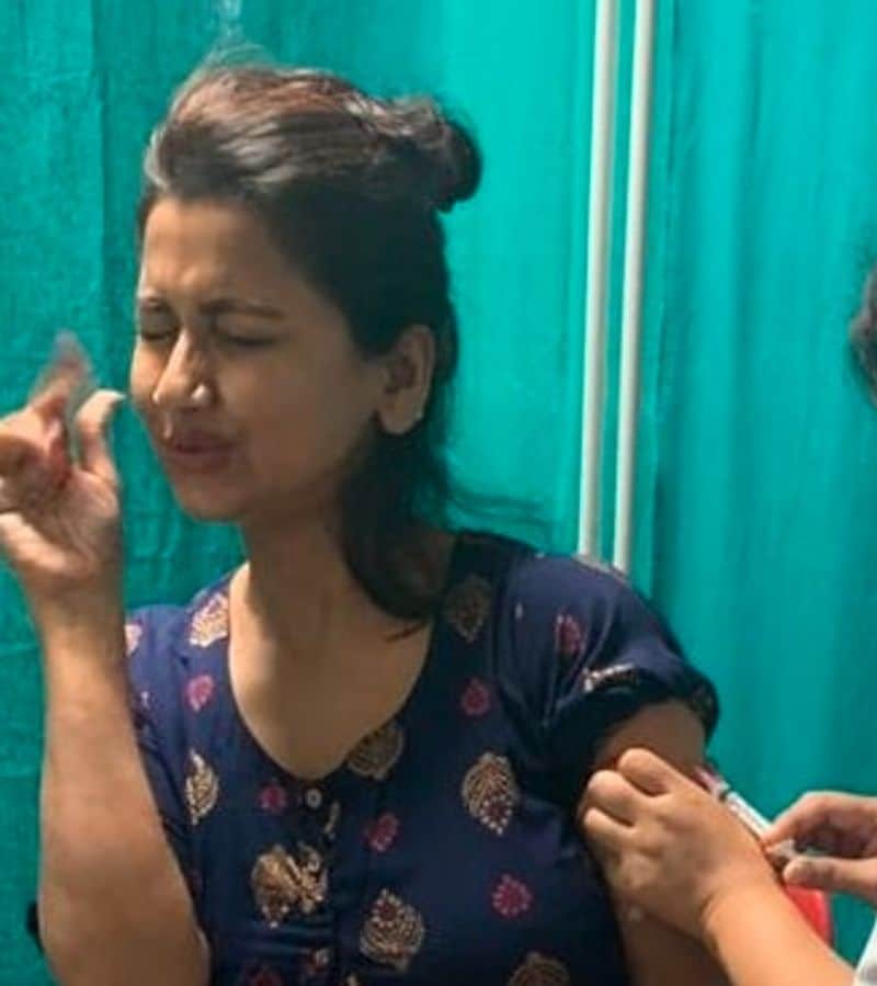 <p>সঙ্গে পাচ্ছেন প্রবীনরা। সরকারি বেসরকারি দুই জায়গা থেকেই মিলছে এই ভ্যাকসিন। তবে কেন রচনা পেলেন, তা এখনও স্পষ্ট নয়। </p>