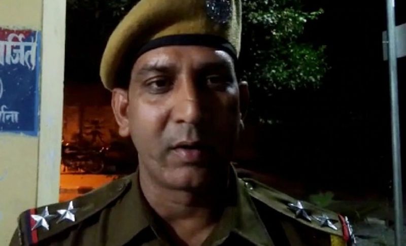 पुलिस को इस मामले की सूचना सोशल मीडिया पर वीडियो वायरल होने के बाद पता चली। मामले पर संज्ञान लेते हुए मनियां थाना के एसएचओ सुमन कुमार ने बताया कि वृद्ध अपने लड़कों से दूसरी शादी को लेकर नाराज होकर बिजली के पोल पर चढ़ गया था। गांववालों की तत्परता से उसे उतार लिया गया। बिजली कर्मचारियों ने जिस तरह से फटाफट काम किया वह तारीफ के काबिल हैं। 