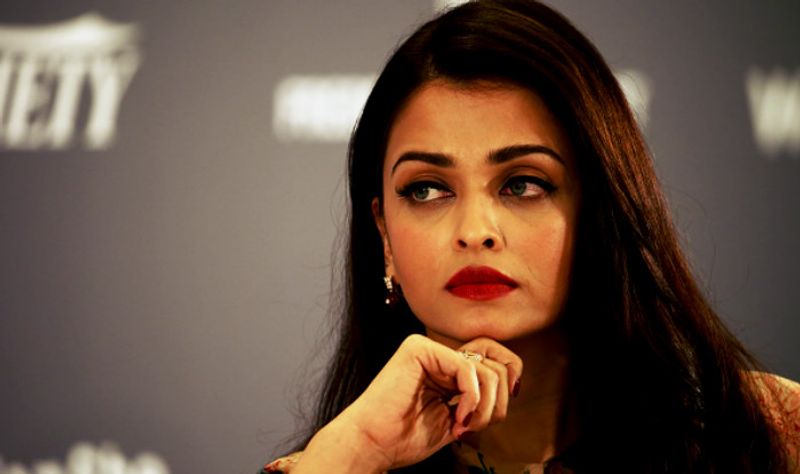 <p>কারণ প্রতিটা ছবিই ছিল ঝাপসা। স্পষ্ট ছবি না ওঠায় তা ভালো লাগেনি নেটিজেনদের। </p>