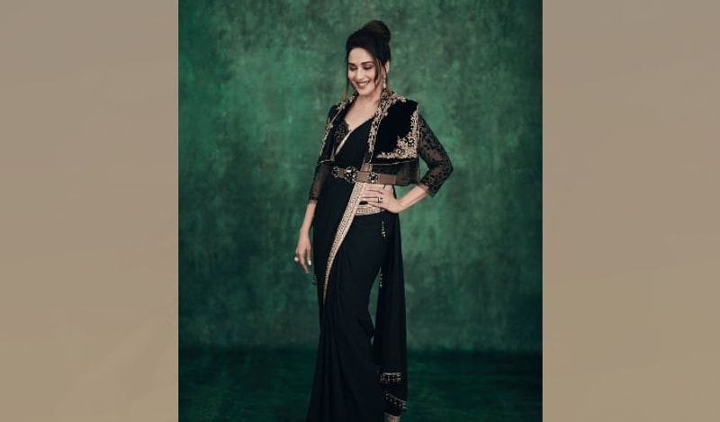మీరు ఈ చీరను taruntahiliani.com నుండి కూడా కొనుగోలు చేయవచ్చు. ఈ చీర ఎవరికైనా నప్పే అవకాశం ఉంది. కావాలంటే మీరు కూడా ప్రయత్నించవచ్చు.