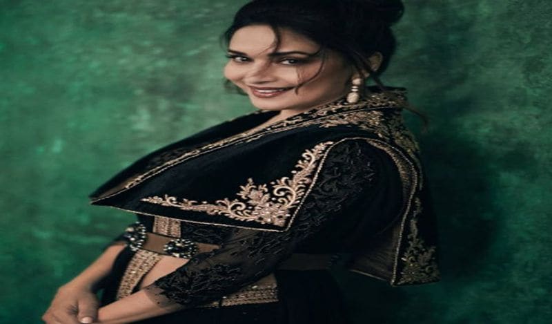 डिजाइनर तरुण तहिलयानी की इस साड़ी को एक लाख 24 हजार में खरीद सकते हैं। इसके साथ आपको लेदर बेल्ट मिलेगा। इसका फैब्रिक जॉर्जेट का है। साथ ही वेलवेट के ब्लाउज के साथ ये अवेलेबल है। 