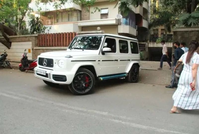 కరీనా కపూర్, సైఫ్ అలీ ఖాన్ కలిసి మంగళవారం ముంబై వీధుల్లో ఒక కారును టెస్ట్ డ్రైవ్ చేస్తూ కెమెరాకు చిక్కరు. ఇటీవల ఈ జంట ఒక కొత్త ఇంటికి కూడా మారారు. సైఫ్ అలీ ఖాన్ ఈ కారును తన భార్య కరీనాకు బహుమతిగా ఇవ్వాలనుకుంటున్నట్లు సమాచారం.