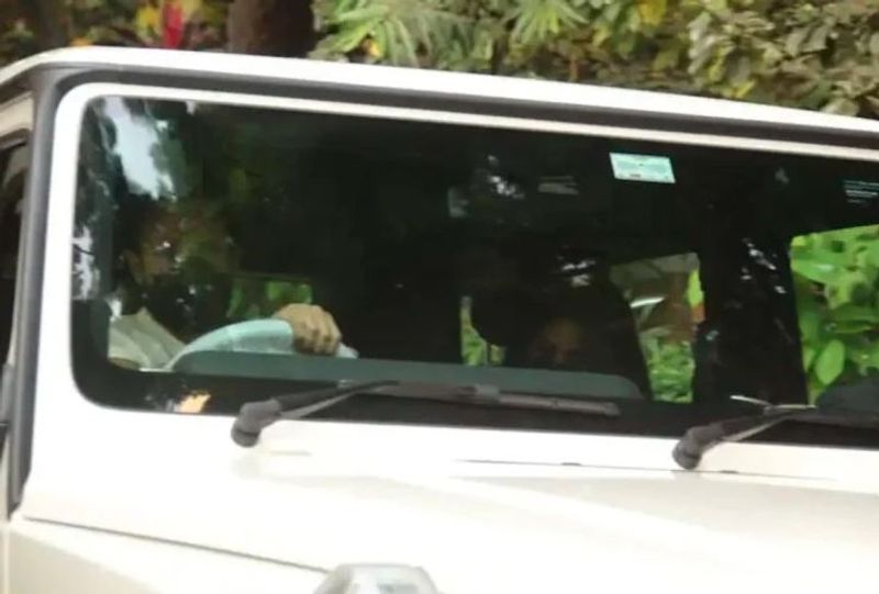 సైఫ్ అలీ ఖాన్, కరీనా కపూర్ రెండవ కొడుకు పుట్టిన తరువాత మొదటిసారి కలిసి కెమెరాకి కనిపించారు. ఫిబ్రవరి 21న కరీనా కపూర్ తన రెండవ కొడుకికి జన్మనిచ్చింది.