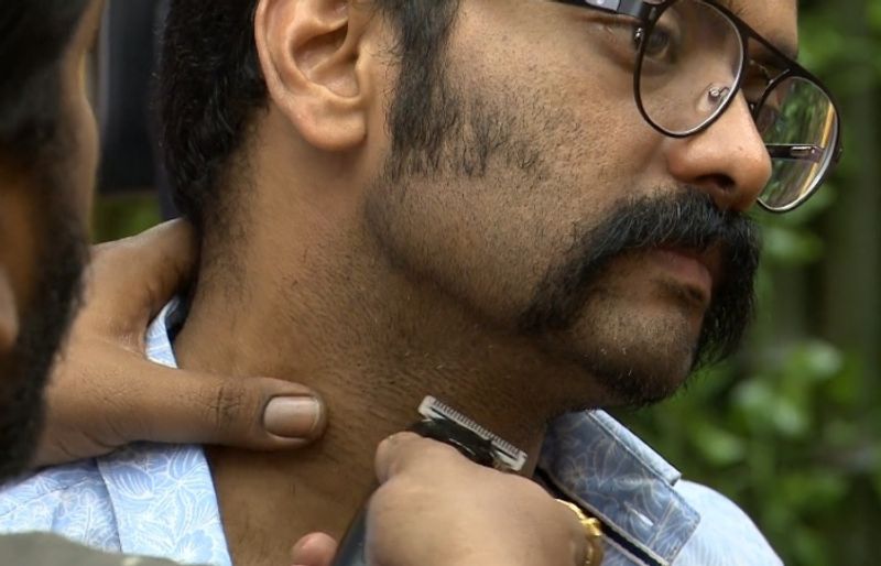 ചില മത്സരാര്ഥികള് കോളെജ് അധ്യാപകരും മറ്റു ചിലര് വിദ്യാര്ഥികളുമായിരുന്നു വ്യക്തിഗത പ്രകടനങ്ങള്ക്ക് ഏറെ അവസരങ്ങളുണ്ടായിരുന്ന ഈ ടാസ്കില്. ഒരു സീനിയര് വിദ്യാര്ഥി ആയിരുന്നു മണിക്കുട്ടന്റെ കഥാപാത്രം. എണ്പതുകളിലെ കഥാപാത്രത്തിന്റെ ഗെറ്റപ്പില് എത്താനായി താടി കളയുന്ന മണിക്കുട്ടന്