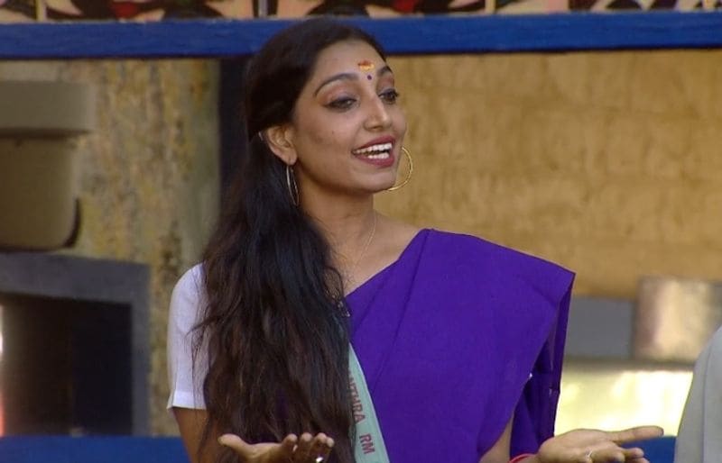 റിതു മന്ത്ര അവതരിപ്പിച്ച സംഗീതാധ്യാപിക അമ്പിളി