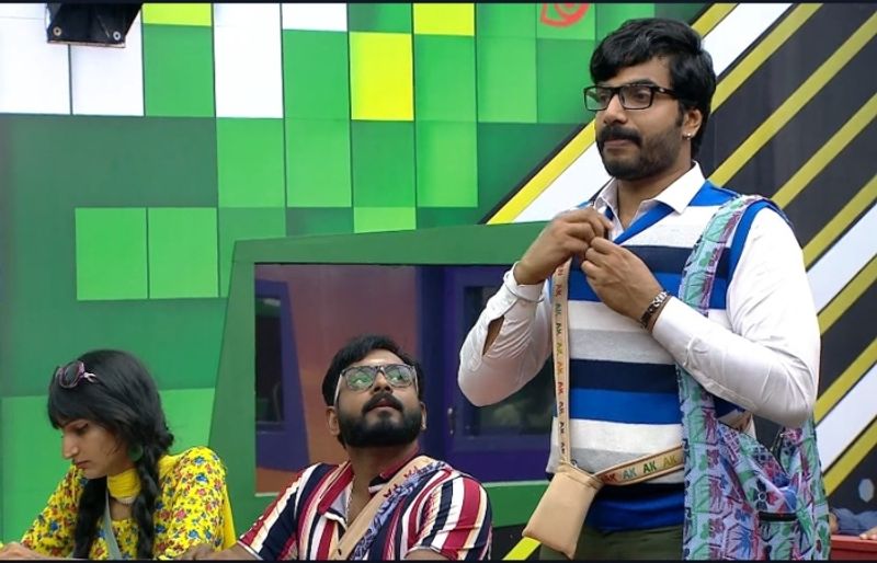 വിദ്യാര്ഥിയായ പ്രഫുല്ലചന്ദ്രന് (അനൂപ് കൃഷ്ണന്). വിക്കുള്ള ഈ കഥാപാത്രത്തെ രസകരമാക്കി അനൂപും ശ്രദ്ധ നേടി.