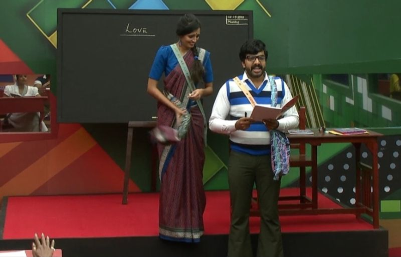 കവിത വായിക്കുന്ന പ്രഫുല്ലചന്ദ്രന്