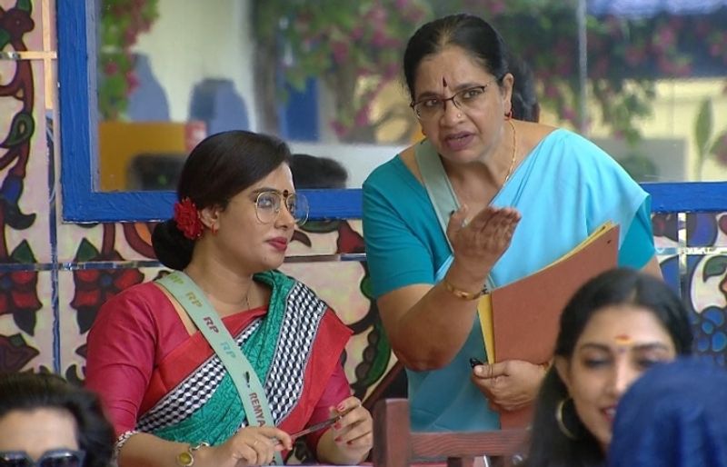 ഓഫീസ് അസിസ്റ്റന്റ് ആയിരുന്നു ഭാഗ്യലക്ഷ്മിയുടെ കഥാപാത്രം
