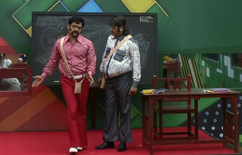 ബോര്ഡ് തുടച്ചിട്ട് ജയന് സ്റ്റൈലില് നടന്നുനീങ്ങുന്ന വിന്സെന്റ്