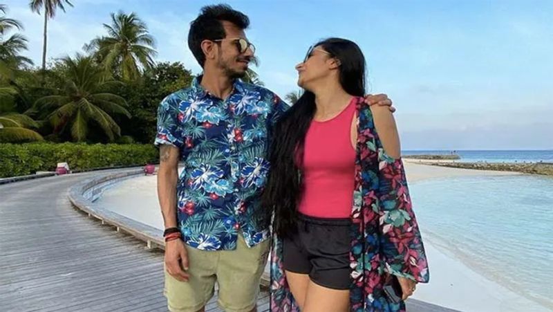 <p>বিয়ের পর থেকে স্ত্রীর সঙ্গে কোয়ালিটি টাইম কাটাচ্ছিলেন চাহল। দুবার বিদেশ ভ্রমণেও গিয়েছেন চাহল ও ধনশ্রী। সেখানে তাদের একাধিক ঘনিষ্ঠ মুহূর্তের ছবিও সামনে এসেছে। </p>