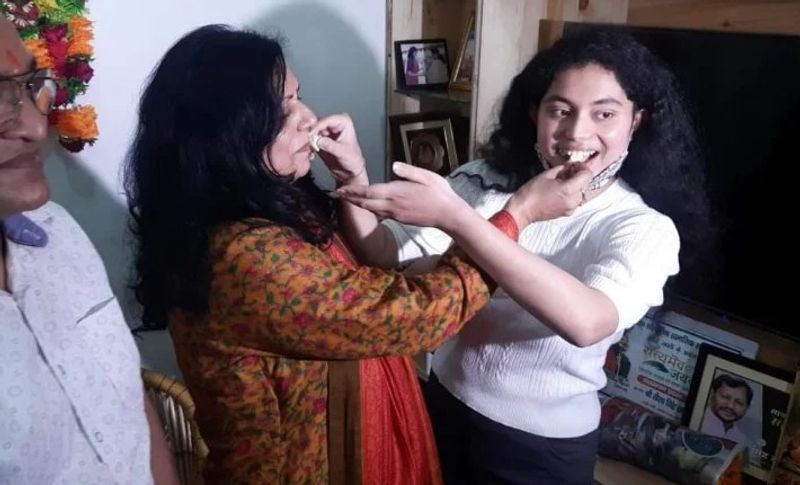 सांसद तीरथ सिंह रावत की बेटी लोकांक्षा रावत अपनी मां डॉ रश्मि त्यागी रावत को मिठाई खिलाती हुई।