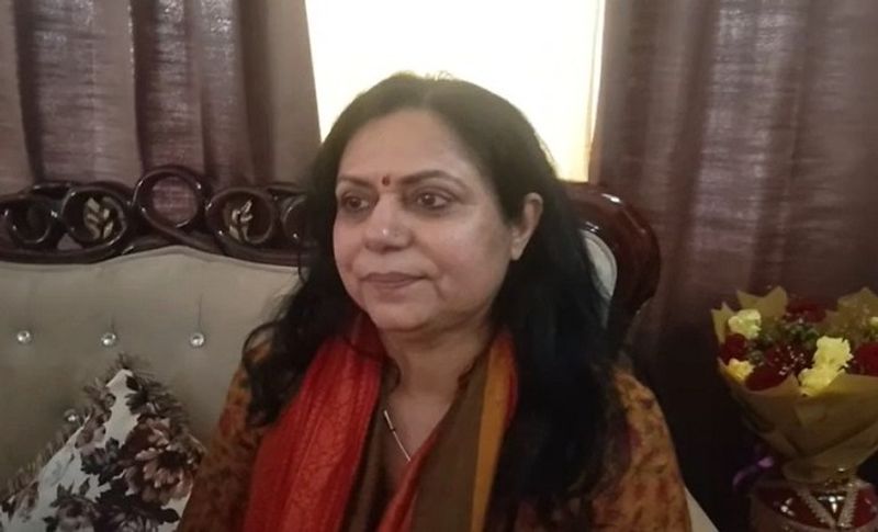  डॉ रश्मि त्यागी रावत ने अपने पति को सबसे अलग बताते हुए कहा वह हमेशा कहते हैं कि ''जो मैं हूं दुनिया को पता है जरूरी नहीं कि शो किया जाए'। इतना ही नहीं उन्होंने उनकी गाड़ी पर कोई पद के नाम की नेमप्लेट तक नहीं लगी है। एक पॉलिटिशियन होकर भी वो सबसे अलग सोचते हैं और जमीन पर रहने वाले व्यक्ति हैं यही उनकी सबसे बड़ी क्वालिटी है।’ 'तीरथ जी नरम स्वभाव के होने का मतलब यह नहीं कि वह सख्त नहीं हैं। उनके अंदर नेतृत्व के गुण हैं। वह प्रशासनिक रूप से बेहद सक्षम और योग्य हैं'।