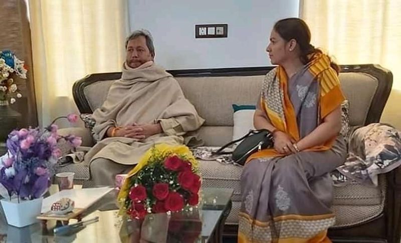 पिता को सीएम बनाए जाने को लेकर उनकी बेटी लोकांक्षा रावत ने कहा कि अगर मुझे पापा को कोई काम बताना होगा तो वह सबसे पहले पापा से कहेंगी कि प्रदेश में बेरोजगारी को खत्म करने और रोजगार बढ़ाने के लिए काम करें। ताकि युवाओं को नौकरी के नए अवसर मिल सकें। लोकांक्षा सेंट जोजेफ्स एकेडमी में 10वीं की छात्रा हैं। सुबह अपनी मां के साथ परीक्षा देकर लौटी हैं।