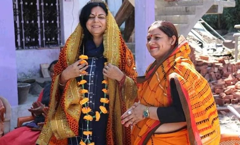 तीरथ सिंह रावत का जन्म 9 अप्रैल 1964 पौड़ी गढ़वाल में हुआ था, रावत तीन भाई हैं, सबसे बड़े भाई जसवंत सिंह रावत पूर्व सैनिक हैं। वह पौड़ी के सीरों गांव में ही रहते हैं। दूसरे भाई कुलदीप सिंह रावत प्राइवेट सेक्टर में जॉब करते हैं। वह देहरादून के क्लेमेंटटाउन क्षेत्र में निवास करते हैं। तीनों के पिता का नाम कलाम सिंह रावत है। 