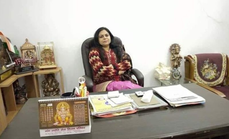 बता दें कि डॉ रश्मि त्यागी की राजनीति में कोई दिलचस्पी नहीं है फिर भी वह अपनी पति की जीत के लिए हर चुनाव में प्रचार करने के लिए जाती हैं। सोशल मीडिया पर वह एक्टिव रहती हैं और देश में चल रहे मुद्दों पर अपनी राय रखती हैं। वह एक शिक्षक के अलावा सामाज सेवी भी हैं, जो कि सामाजिक जनसमस्याओं के निराकरण हेतू निर्देशन एवं परामर्शी के रूप मे कार्य करती हैं।