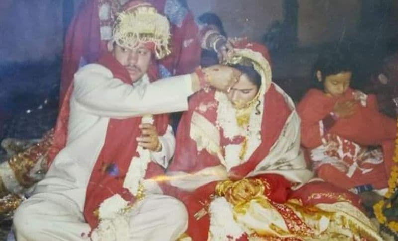 सांसद तीरथ सिंह रावत ने आज से 23 साल पहले दिसंबर 1998 में डॉ रश्मि त्यागी के साथ अरेंज मैरिज की थी। कुछ महीने पहले ही उन्होंने अपने विवाह के 22वीं वर्षगांठ मनाई है।
