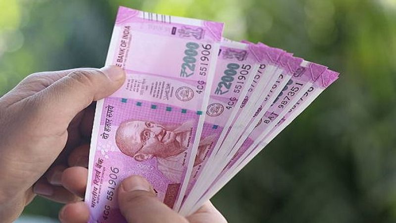 पोस्ट ऑफिस की किसान विकास पत्र (KVP) बचत स्कीम में पैसा लगाना काफी अच्छा रहता है। इसमें फिलहाल 6.9 फीसदी की दर से ब्याज मिल रहा है। किसान विकास पत्र स्कीम में निवेश करने की कोई अधिकतम सीमा नहीं है, लेकिन इसमें कम से कम निवेश 1000 रुपए का होना चाहिए। (फाइल फोटो)