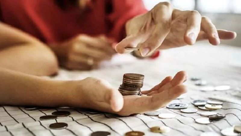 पोस्ट ऑफिस के ही नेशनल सेविंग सर्टिफिकेट (NSC) स्कीम में निवेस करने पर सालाना 6.8 फीसदी की दर से ब्याज मिल रहा है। इसमें ब्याज की गणना सालाना आधार पर होती है, लेकिन निवेश की अवधि के पूरा होने पर ही ब्याज का भुगतान किया जाता है। (फाइल फोटो)