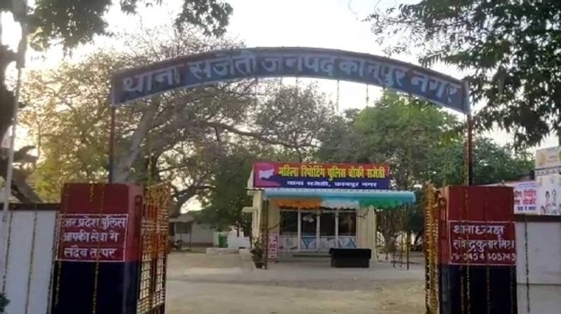 बुधवार सुबह घाटमपुर कस्बे में सीएससी के बाहर गैंगरेप पीड़िता के पिता को ट्रक ने रौंद दिया। आनन-फानन में पुलिस उसे लेकर हैलट अस्पताल पहुंची। जहां डाक्टरों ने उसे मृत घोषित कर दिया।
