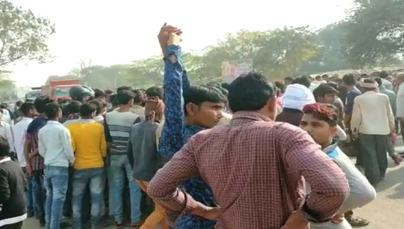 पीड़िता के पिता ने आरोप लगाया था कि आरोपी के भाई ने घर आकर धमकी दी थी कि अगर मामले की पुलिस से शिकायत की तो जान से मार देंगे। साथ ही फिर से वारदात की बात भी कही थी। फिलहाल मौके पर पहुंची पुलिस ग्रामीणों को समझने में जुटी है।
