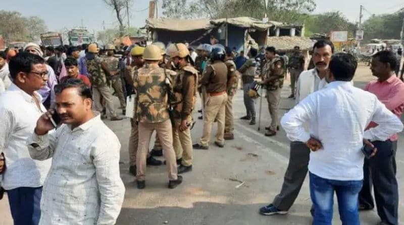बता दें कि सजेती थाना क्षेत्र के एक गांव में रहने वाली 13 साल की किशोरी के साथ गांव के दबंगों पर गैंग रेप करने का आरोप है। पीड़िता के परिजनों की शिकायत के मुताबिक गांव के गोलू यादव और दीपू यादव ने अगवा कर किशोरी के साथ दुष्कर्म किया। दीपू यादव के पिता पुलिस में दरोगा हैं, जोकि कन्नौज में तैनात बताए जा रहे हैं।
