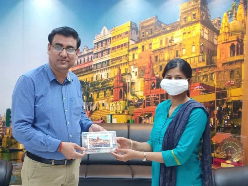 प्रसाद के डिब्बे में नहीं हो सकता है छेड़छाड़
डिब्बा बंद प्रसाद टेंपर प्रूफ इनवेलप में होगा। इससे किसी भी तरह की छेड़छाड़ नहीं की जा सकेगी। इसके अलावा इसे मात्र ₹201 में वाराणसी सिटी डाकघर के काउंटर से भी प्राप्त किया जा सकता है।