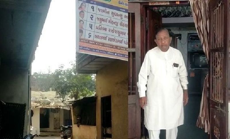 किरीट परमार से पहले के अहमदाबाद के मेयर कानाजी ठाकोर भी अपनी सादगी के लिए जाने जाते थे। मेयर बनते ही उनको एक बड़ा सरकारी बंगला मिला था, लेकिन उन्होंने इसे अपनाने से इंकार कर दिया और अपने छोटे से घर में पांच तक रहे।
