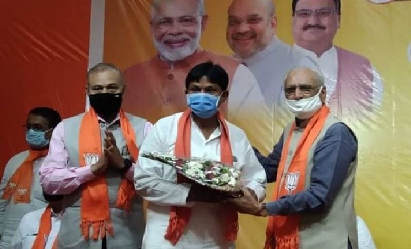 किरीट परमार ने राष्ट्रीय स्वयंसेवक संघ के नियमों का पालन करते हुए पूरी जिंदगी विवाह नहीं करने का फैसला किया है। उनका कहन है कि मेरे जीवन का सिर्फ ही लक्षय है समाज सेवा और देश की सेवा करना। शादी के बाद इंसान की जिम्मेदारी परिवार की हो जाती है, इसलिए मैंने उसमें ना फंसकर कुंवारे रहने का फैसला किया। ताकि में अपने मुख्य लक्षय से ना भटक सकूं।