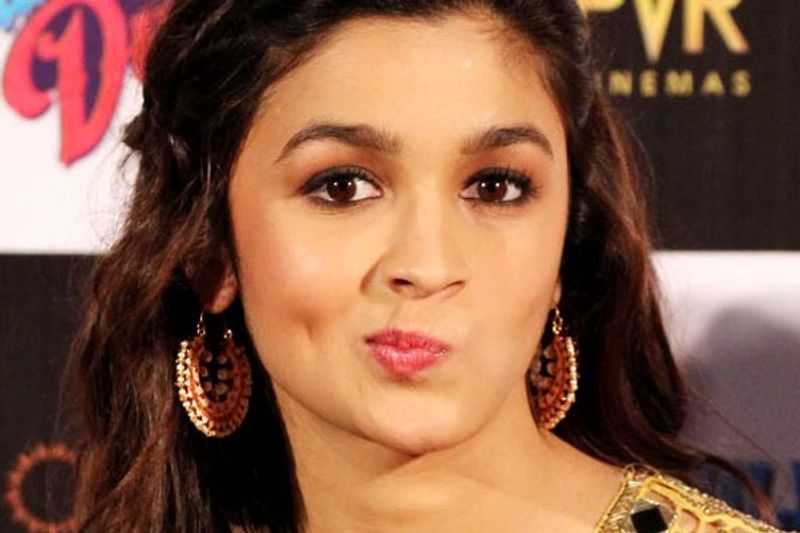<p>এই সময় দর্শক আসনে বসেছিলেন আলিয়া ভাট। তার সঙ্গে রণবীরের বিয়ের খবর তখন ভাইরাল। </p>