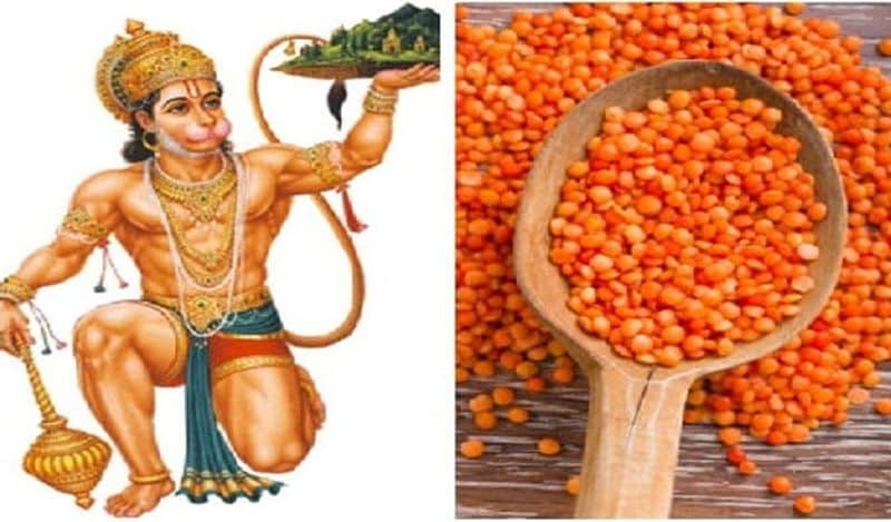 हिंदू धर्म में सभी देवी-देवताओं के पूजा का अपना अलग तरीका है। हर भगवान को अलग-अलग चीजों का भोग चढ़ाया जाता है। जैसे हनुमान जी को बूंदी का भोग लगता है। वहीं गणेश जी को मोदक का भोग लगता है। वैसे ही भोलेनाथ को भी खुश करने के लिए कई चीजें को भोग लगाया लगाया जाता है। 
