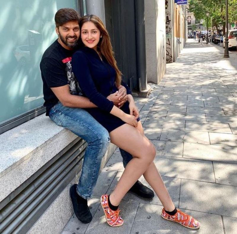 இந்நிலையில் இன்று ஆர்யா - சாயிஷா ஜோடி இரண்டாவது திருமண நாளை கொண்டாடி மகிழ்ந்துள்ளனர்.