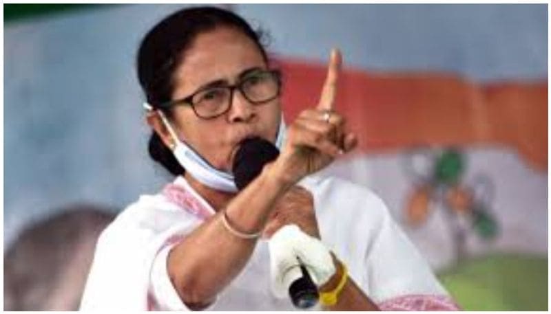 <p>নির্বাচন ঘোষণার আগে নন্দীগ্রাম দলীয় মিটিং করতে গিয়ে নন্দীগ্রাম থেকে বিধানসভা নির্বাচনে লড়াই করার কথা ঘোষণা করে দিয়েছিলেন মমতা বন্দ্যোপাধ্যায়।</p>
