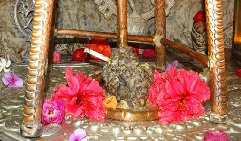 इससे भी हैरानी की बात ये है कि जैसे ही सिगरेट को छेद में फंसाया जाता है, ये सुलगने लगती है। इसके बाद ऐसा लगता है जैसे कोई कश लगा रहा हो। 