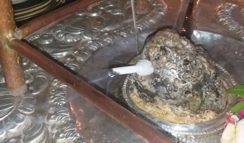 इस मंदिर की प्रसिद्धि इन छेदों में भरे जाने वाले भोग की वजह से है। जी हां, इस मंदिर में दर्शन के लिए आने वाले भक्त इन छेदों में सिगरेट भरते हैं।

