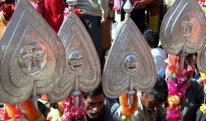 इस स्वनिर्मित शिवलिंग में कई छेद हैं। किसी को समझ नहीं आता कि शिवलिंग में इतने छेद कैसे हुए? बताया जाता है कि भगवान ने ही इसमें ये छेद किये हैं। 