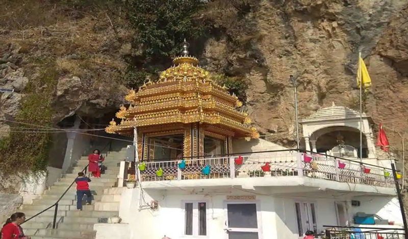  हिमाचल प्रदेश के अर्की सोलन जिले में स्थित लुटरू महादेव के मंदिर पर महशिवरात्रि को भक्तों की भीड़ लगती है। यहां मांगी गई मन्नत पूरी होती है, ये विश्वास यहां भक्तों का अंबार लेकर आता है।
