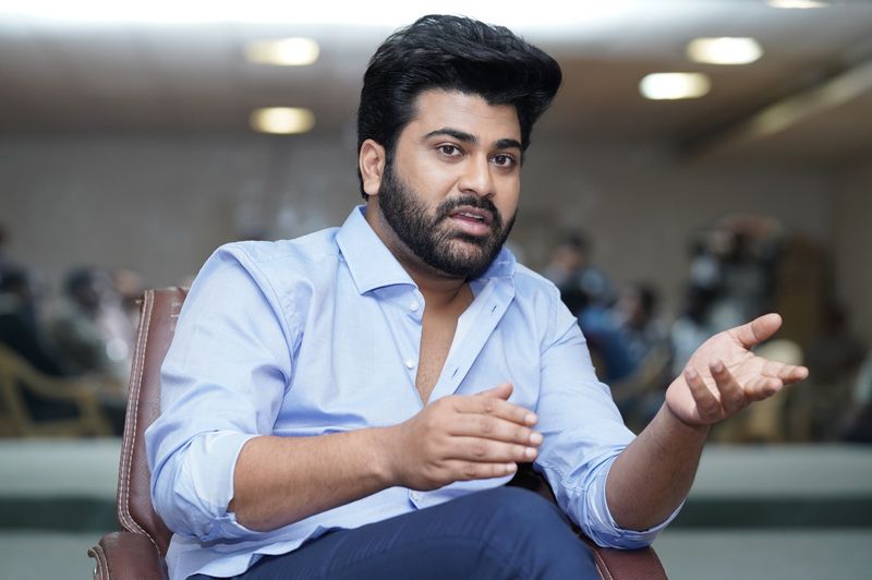 ఈ కథలో మీకు నచ్చిన అంశం ఏమిటి? ట్రైలర్ చూపించినట్టు మన ముందు తరాలు వ్యవసాయంపైనే ఆధారపడ్డాయి. కానీ నేడు వ్యవసాయాన్ని వృత్తిగా ఎంచుకోవడానికి ఎవరూ ముందుకు రావడం లేదు. ముఖ్యంగా రైతు కొడుకు రైతు కావడానికి ఇష్టపడటం లేదనే పాయింట్ చాలా కొత్తగా అనిపించింది. ఇతర వ్యాపార రంగాల మాదిరిగానే వ్యవసాయం లాభసాటి అనేది ఎవరూ గుర్తించడం లేదనే పాయింట్స్ని టచ్ చేస్తూ సినిమా సాగుతుంది. ఆధునిక సాంకేతికతను ఉపయోగించుకుంటూ చేస్తోన్న ఉద్యోగాన్ని వదిలిపెట్టకుండా వ్యవసాయం ఎలా చేయవచ్చో ఈ సినిమాలో చూపించాం. ఊరందరూ కలిసి ఉమ్మడి సేధ్యం చేస్తే లాభాల్ని అందరూ సమంగా పంచుకోవచ్చు. ప్రభుత్వాలపై ఆధారపడకుండా తమ సమస్యల్ని తామే ఎలా పరిష్కరించుకోవచ్చని తెలిపే చిత్రమిది.