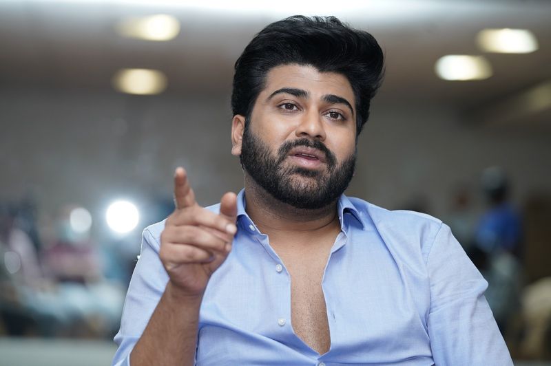 ఈ సినిమాలో ఒక సాఫ్ట్వేర్ ఇంజినీర్ నుండి రైతుగా మీ ట్రాన్ఫర్మేషన్ ఎలా ఉంటుంది? - చిన్నప్పటి నుండి వ్యవసాయం చేయడమే లక్ష్యంగా పెట్టుకున్న యువకుడిగా నా పాత్ర విభిన్నంగా ఉంటుంది. రైతుగా మారాలనే ఆలోచనతో తాను చేస్తున్న ఉద్యోగాన్ని అతడు ఎందుకు వదులుకున్నాడు? ఈ క్రమంలో తండ్రి నుంచి అతడికి ఎలాంటి వ్యతిరేకత ఎదురైందనేది ఆకట్టుకుంటుంది. సినిమాలో తండ్రీ కొడుకుల మధ్య వచ్చే సెంటిమెంట్ మనసుల్ని కదిలిస్తుంది. రైతు సమస్యలు, సమకాలీన అంశాలను ఇందులో ప్రస్తావించడం లేదు. అంతర్లీనంగా చక్కటి ప్రేమకథ మిళితమై ఉంటుంది.