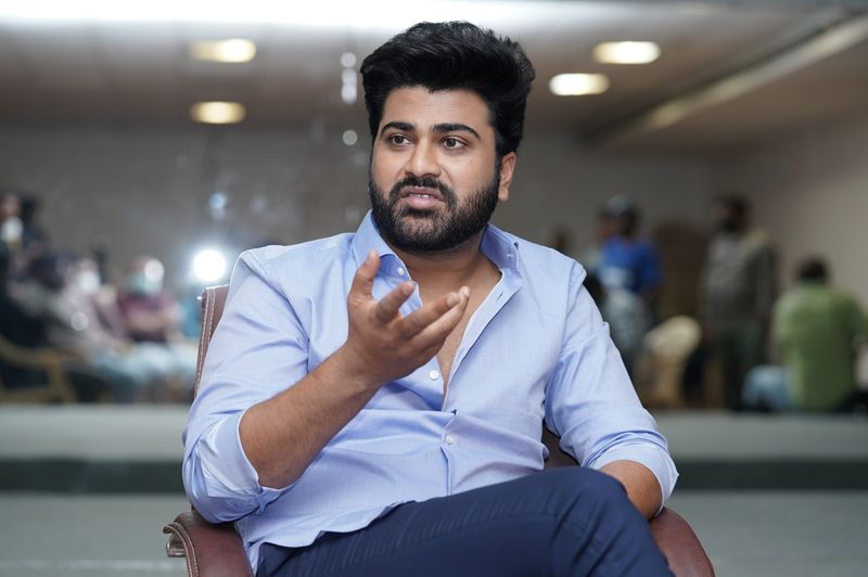 రైతుగా చేయడం ఎలా అన్పించింది? -హైదరాబాద్ పరిసరాల్లో నాకో ఫామ్ హౌస్ ఉంది ఇదివరకు షూటింగ్ లతో బిజీగా ఉండటంతో అక్కడికి ఎక్కువగా వెళ్లే అవకాశం రాలేదు. లాక్డౌన్లో మూడు నెలలు అక్కడే ఉన్నా ఈ సమయంలో వ్యవసాయంపై ఇష్టం మొదలైంది. వ్యవసాయరంగంలో వస్తోన్న కొత్త విధానాలపై నాలో అవగాహన పెరిగింది. నాకు దాన్ని మించిన ఆనందం లేదు ఒక వేళ సినిమాలు ఏమీ లేవు అని అనుకుంటే తప్పకుండా వ్యవసాయాన్ని నా వృత్తిగా ఎంచుకుంటాను. శతమానం భవతి సినిమాలో కంటూ ప్రత్యేకమైన సన్నివేశాలు రాసిన సందర్భాలు లేవు. ఒక మంచి సందేశం నా ద్వారా కన్వే అయింది అంతే... ఇప్పుడు ఇలాంటి మంచి సినిమాను జనాల్లోకి తీసుకెళ్లడం బాధ్యతగా భావించి చేశా.