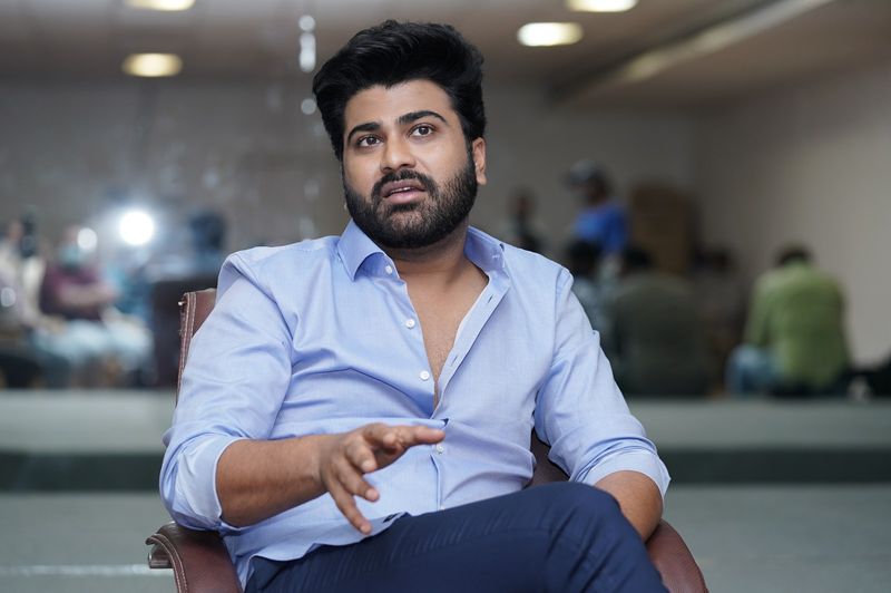 వస్తానంటివో.. పాటకి మంచి స్పందన వస్తోంది కదా..? - యాక్చువల్లి చెప్పాలంటే అది నా మీటర్ కాదు.. కాని అందరూ మీరు చేస్తే అదిరిపోతుంది అనే సరికి సరే అని చేశాను. పెంచలదాస్ గారు మంచి సాహిత్యం, గాత్రం అందించారు. శతమానం తర్వాత మిక్కీ మరోసారి మంచి సంగీతాన్ని ఇచ్చారు. అలాగే రావు రమేష్ గారితో 12 సంవత్సరాల తర్వాత మళ్లీ కలిసి నటించాను. నరేష్ గారితో కూడా చాలా కాలం తర్వాత చేశాను. మంచి సినిమాలో అందరం భాగమైనందుకు హ్యాపీగా ఉంది.