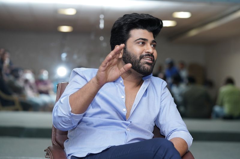 డైరెక్టర్ కిషోర్ గురించి చెప్పండి? - ఇలాంటి కథ రాయడం చాలా కష్టం. దాన్ని కమర్షియల్గా చెప్పడం ఇంకా కష్టం. చిన్నా తేడా వచ్చినా అరే ఆర్ట్ ఫిలిం అంటారు.. అలాంటివేం లేకుండా పూర్తి కమర్షియల్గా ఒక మంచి లవ్ట్రాక్ అన్ని సమకూర్చి డెఫినెట్ గా చాలా బాగా చేశాడు. ఈ సినిమా ఆయన రియల్ స్టోరీనే..ముఖ్యంగా సినిమాఅంత బాగా రావడానికి మా నిర్మాతలు బ్యాక్ బోన్గా నిలబడ్డారు. దిల్రాజుగారు, యూవీ క్రియేషన్స్ తర్వాత ఇలాంటి ప్రొడ్యూసర్స్ ఉంటే అన్ని చూసుకుంటారు అనిపించింది. శ్రీకారం సినిమా బడ్జెట్లో చేశాం. సేఫ్ ప్రాజెక్ట్. అందరం హ్యాపీ. చిరంజీవిగారు, ఐటీ శాఖ మంత్రి కేటీఆర్ గారు ఈ సినిమా గురించి మాట్లాడితే ప్రేక్షకులకు మరింత చేరువ అవుతుందనే నమ్మకంతోనే ప్రీ రిలీజ్ వేడుకకు వారిని ముఖ్య అతిథిగా ఆహ్వానించాం. కేసీఆర్ కేటీఆర్ గారికి సినిమా ప్రత్యేకంగా చూపించే ప్లాన్లో ఉన్నాం. ప్రభాస్ అన్న ఇంతకు ముందే ఫోన్ చేశారు. ట్రైలర్,టీజర్ పంపించా..చూసి ఎక్స్ట్రార్డినరీగా ఉంది.. నేను ట్వీట్ వేస్తాను అన్నారు.