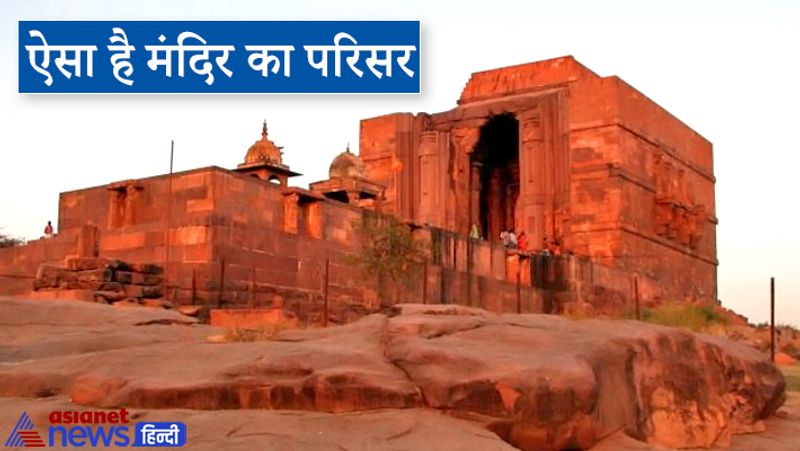 ऐसा है मंदिर का परिसर
मंदिर से प्रवेश के लिए पश्चिम दिशा में सीढ़ियां हैं। गर्भगृह के दरवाजों के दोनों ओर गंगा और यमुना की मूर्तियां लगी हुई हैं। इसके साथ ही गर्भगृह के विशाल शीर्ष स्तंभ पर भगवानों के जोड़े –शिव-पार्वती, ब्रह्मा-सरस्वती, राम-सीता एवं विष्णु-लक्ष्मी की मूर्तियां स्थापित हैं। मंदिर के बाहरी दीवार पर यक्षों की मूर्तियां भी स्थापित हैं। इस मंदिर की छत गुम्बदाकार हैं।
