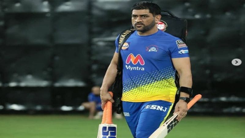<p>ভিডিয়োয় রাজীব বলেছেন,'আপনারা জানেন এম এস ধোনি কতটা বুদ্ধিমান। ও নিজের শরীরের ব্যাপারে সব থেকে ভাল বোঝে। নিজের খেলাটা সব থেকে ভাল জানে। ও যে ভাবে বল দেখতে পায়, ৪০ বছরের অন্য কোনও ক্রিকেটার সে ভাবে বল দেখতে পায় না। ওর দায়বদ্ধতাও বাকিদের থেকে অনেক আলাদা।'</p>