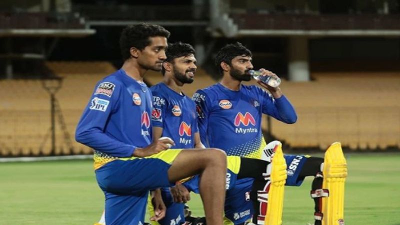 नियम के अनुसार प्रैक्टिस पर आने से पहले सभी खिलाड़ियों का आरटी-पीसीआर कोविड टेस्ट किया गया। सीएसके के खिलाड़ियों ने अपना क्वारंटीन पीरियड को पूरा किया और सोमवार से ट्रेनिंग का हिस्सा बने।