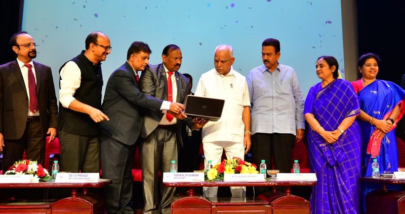 <p>ದೇಶದ ಅಭಿವೃದ್ಧಿ ಹಾಗೂ ಜಿಡಿಪಿ ಬೆಳವಣಿಗೆಗೆ ಅಪಾರ ಕೊಡುಗೆ ನೀಡಿದ ಮಹಿಳೆಯರನ್ನು ಪ್ರೋತ್ಸಾಹಿಸುವ ನಿಟ್ಟಿನಲ್ಲಿ ರಾಜ್ಯ ಬಜೆಟ್ನಲ್ಲಿ ಮಹಿಳಾ ಸಬಲೀಕರಣಕ್ಕಾಗಿ 37,188 ಕೋಟಿ ಅನುದಾನ ಮೀಸಲಿಟ್ಟಿದ್ದೇನೆ. ಇದರಿಂದ ಸ್ವಸಹಾಯ ಸಂಘಗಳ ಉತ್ಪನ್ನಗಳಿಗೆ ಮಾರುಕಟ್ಟೆಒದಗಿಸುವುದು, ಗಾರ್ಮೆಂಟ್ಸ್ ಮಹಿಳೆಯರಿಗಾಗಿ ವನಿತಾ ಸಂಗಾತಿ ಯೋಜನೆ, ಮಹಿಳಾ ಪಾರ್ಕ್, ಸಣ್ಣ ಹಾಗೂ ಸೂಕ್ಷ್ಮ ಉದ್ಯಮಿಗಳು, ಗ್ರಾಮೀಣ ಭಾಗದ ಸ್ವಸಹಾಯ ಗುಂಪುಗಳಿಗೆ ಸಹಾಯಧನ ದೊರೆತಿದೆ. ಸಾವಿರಾರು ಮಹಿಳೆಯರಿಗೆ ಇದರ ಪ್ರಯೋಜನವಾಗಲಿದೆ ಎಂದು ತಿಳಿಸಿದರು.</p>