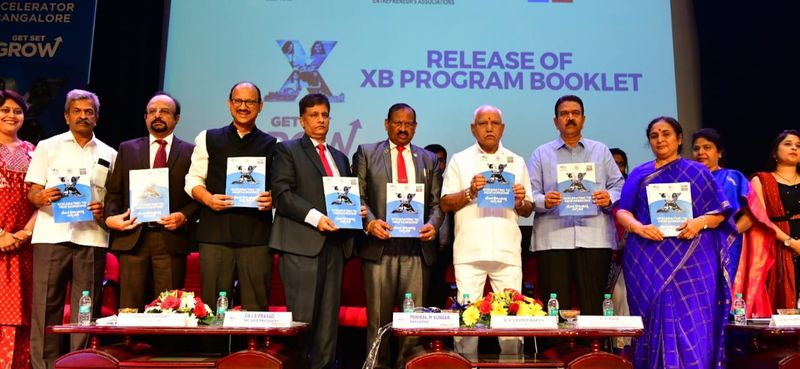 <p>ಸರ್ಕಾದ ನಿವೃತ್ತ ಮುಖ್ಯ ಕಾರ್ಯದರ್ಶಿ ಮತ್ತು ಉಬುಂಟು ಸಂಸ್ಥಾಪಕಿ ಕೆ.ರತ್ನಪ್ರಭಾ ಅವರು, 26 ಮಹಿಳಾ ಸಂಘಗಳಿಂದ ‘ಉಬುಂಟು’ ಒಕ್ಕೂಟ ಸ್ಥಾಪಿಸಲಾಗಿದೆ. ಜಿಲ್ಲಾ ಮಟ್ಟದಲ್ಲಿ ನೆರವು ನೀಡಿದರೆ ಸರ್ಕಾರ ಮಾಡಬೇಕಿದ್ದ ಬಹುತೇಕ ಕೆಲಸವನ್ನು ಒಕ್ಕೂಟವೇ ಮಾಡುತ್ತದೆ ಎಂದರು.</p>