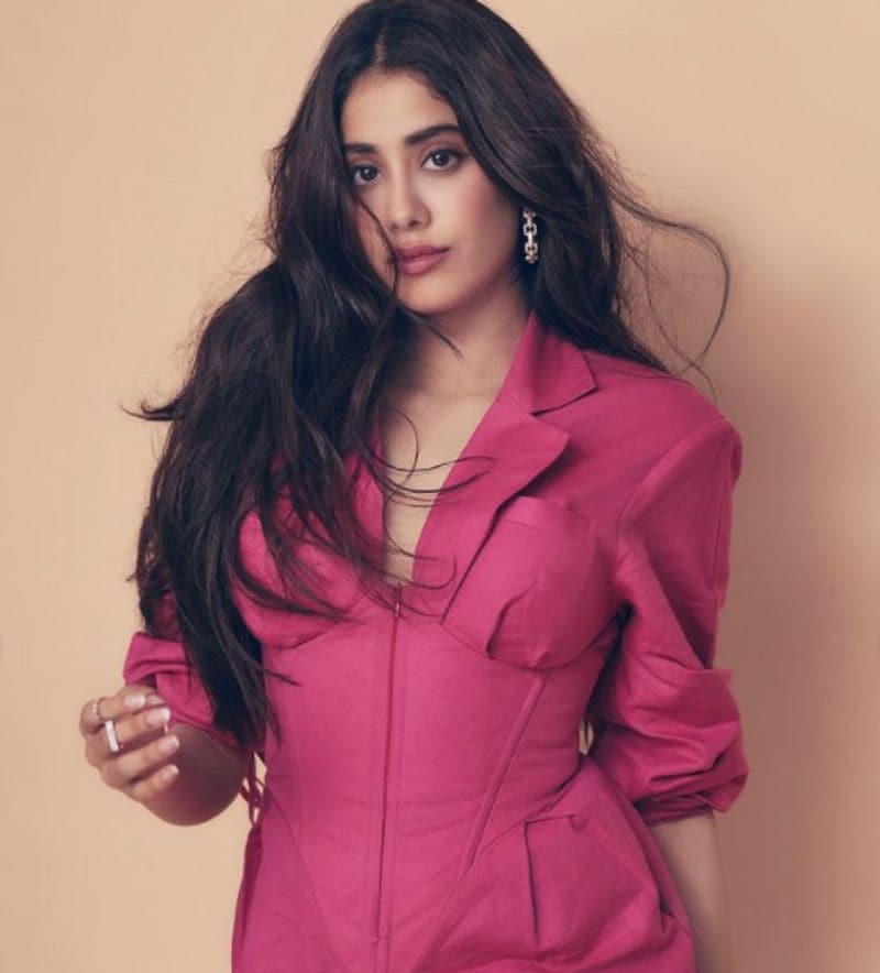 <p>নাচ থেকে শুরু করে তাঁর অভিনয় গুণ, সবই যেন এক কথায় পার্ফেক্ট। </p>