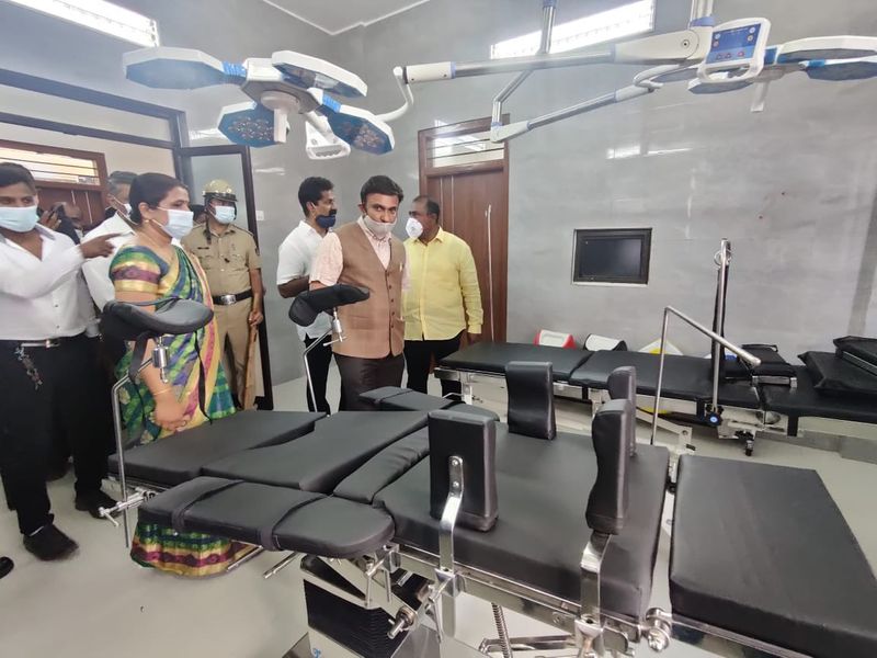 <p>ಸರ್ವಿಕಲ್ (ಗರ್ಭಕಂಠ)ದ ಕ್ಯಾನ್ಸರಿನ ಪರೀಕ್ಷೆ ಹಾಗೂ ಚಿಕಿತ್ಸೆಯ ಸಂಪೂರ್ಣ ಮಾಹಿತಿಯನ್ನು ನೀಡಿ ಅದರ ಬಗ್ಗೆ ಅರಿವು ಮೂಡಿಸುವ ಉದ್ದೇಶದಿಂದ ರಾಜ್ಯ ಆರೋಗ್ಯ ಹಾಗೂ ಆರೋಗ್ಯ ಶಿಕ್ಷಣ ಇಲಾಖೆಯು ಹಿಮೋಜೆನೋಮಿಕ್ಸ್ ಸಂಸ್ಥೆಯ ಸಹಭಾಗಿತ್ವದಲ್ಲಿ ಆಯೋಜಿಸಿದಿದ್ದ ಜಾಗೃತಿ ಅಭಿಯಾನಕ್ಕೆ ಆರೋಗ್ಯ ಮತ್ತು ವೈದ್ಯಕೀಯ ಶಿಕ್ಷಣ ಸಚಿವ ಡಾ.ಕೆ.ಸುಧಾಕರ್ ಬುಧವಾರ ವಿಧಾನಸೌಧದದಲ್ಲಿ ಚಾಲನೆ ನೀಡಿದರು.</p>